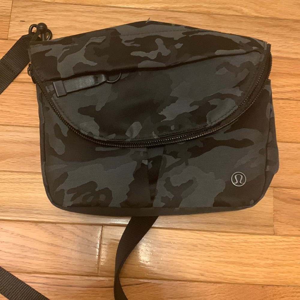 Lululemon black and gray festival bag